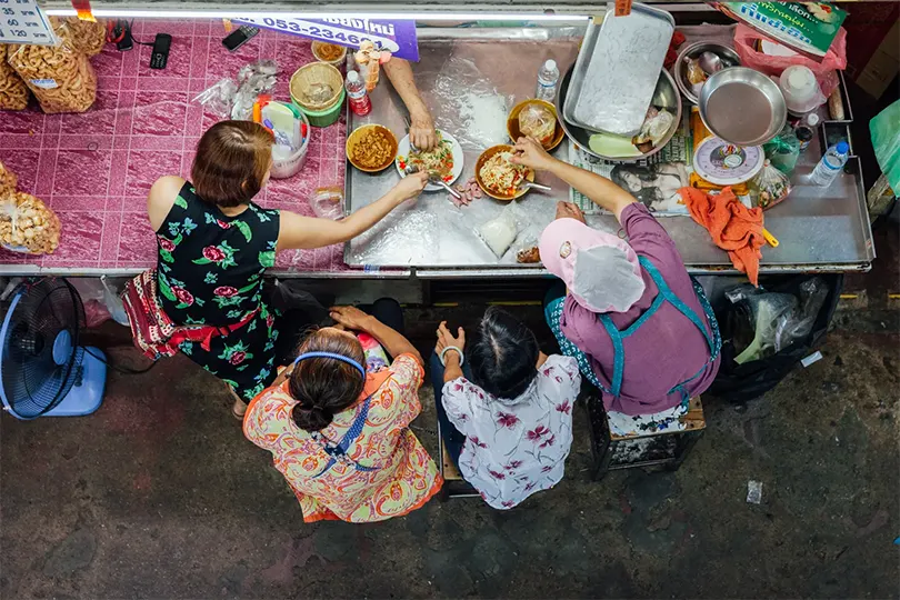 Tại nhà hàng Khao trong khuôn viên, du khách có thể học cách chế biến một số món ăn Thái tại lớp học nấu ăn do đầu bếp Tor hướng dẫn.