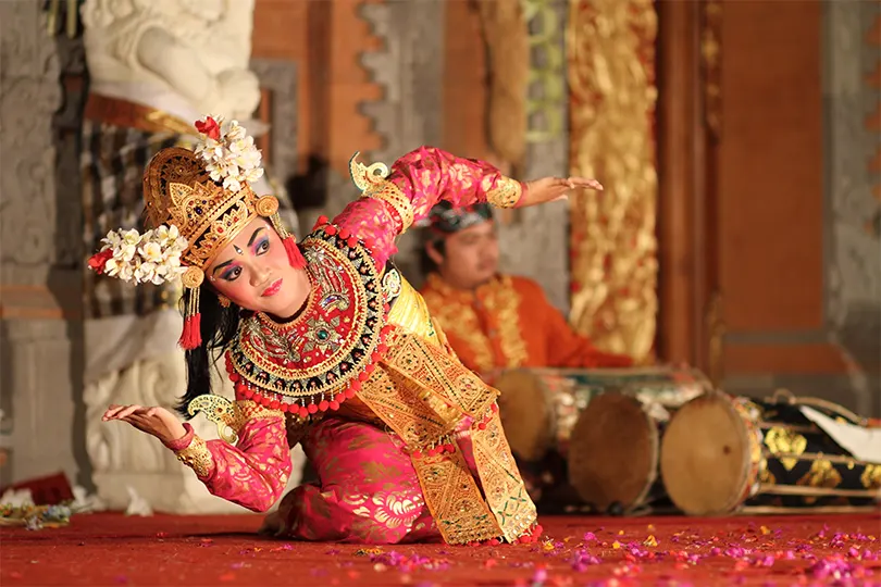 Tham dự một buổi biểu diễn múa truyền thống ở Ubud là một trải nghiệm mê hoặc.