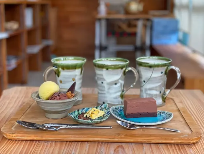 Thưởng thức cacao trồng tại địa phương dưới dạng kem sô cô la với kem trái cây và bánh mousse sô cô la tại Okinawa Cacao.