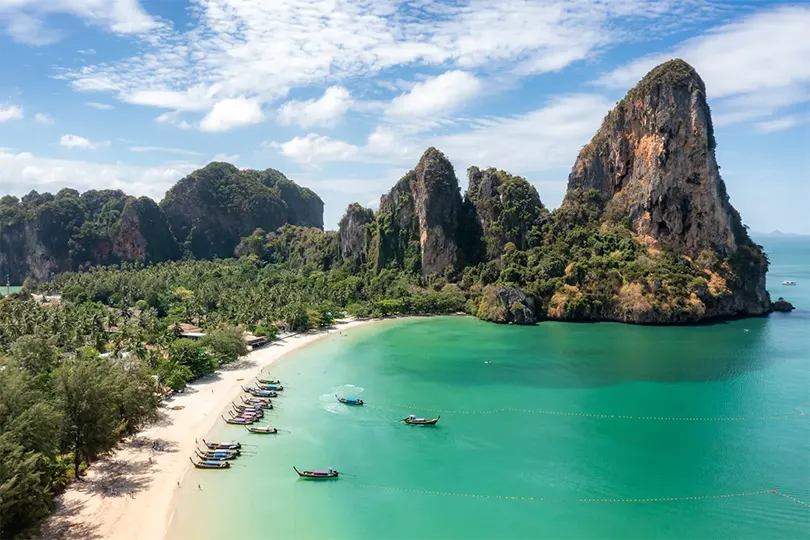 Với Krabi Sunset Cruises, hành khách sẽ dừng lại để ngắm nhìn sinh vật phù du phát quang thắp sáng làn nước trong vắt.