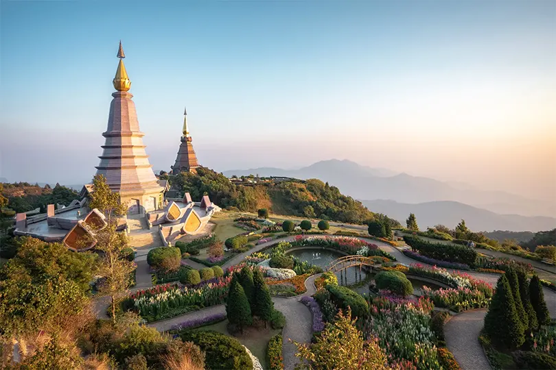 Wat Chedi Luang, một ngôi chùa lịch sử, cung cấp “buổi trò chuyện với nhà sư”, một hoạt động nơi du khách có thể trò chuyện với các nhà sư tại đây về cuộc sống và triết học.