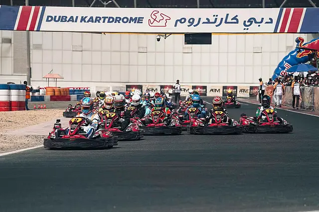 Các nhóm có tinh thần cạnh tranh có thể tăng tốc qua Kartdrome trong khoảng 17 khúc cua trên đường đua dài 1,2 km