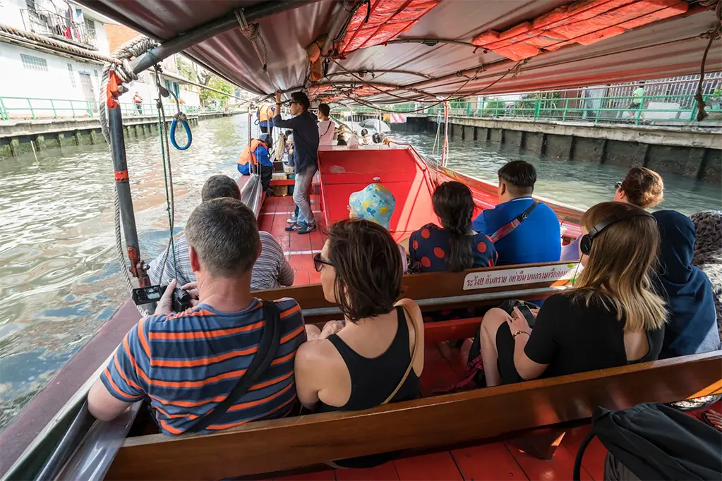 Đi thuyền trên Khlong Saen Saep với tốc độ tối đa.
