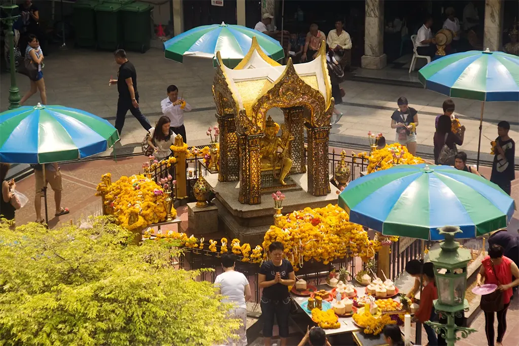Du khách cầu nguyện và để lại lễ vật tại Đền Erawan.