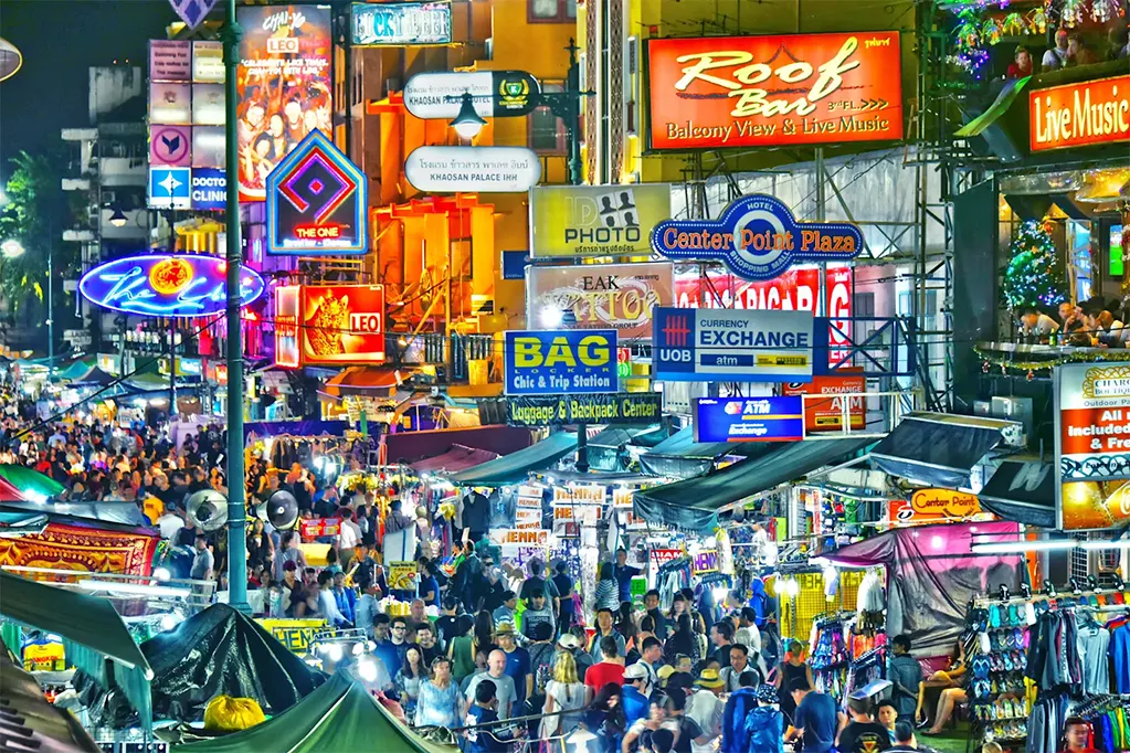Đường Khao San được thắp sáng vào ban đêm.