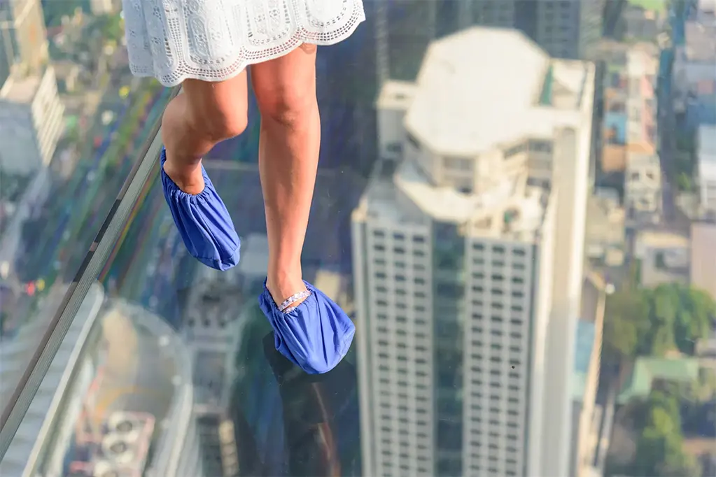 Đường đi bộ trên không có đáy bằng kính gây chóng mặt ở MahaNakhon.