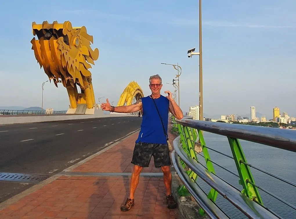Grant Wilson chụp ảnh ở Cầu Rồng Đà Nẵng hồi tháng 5