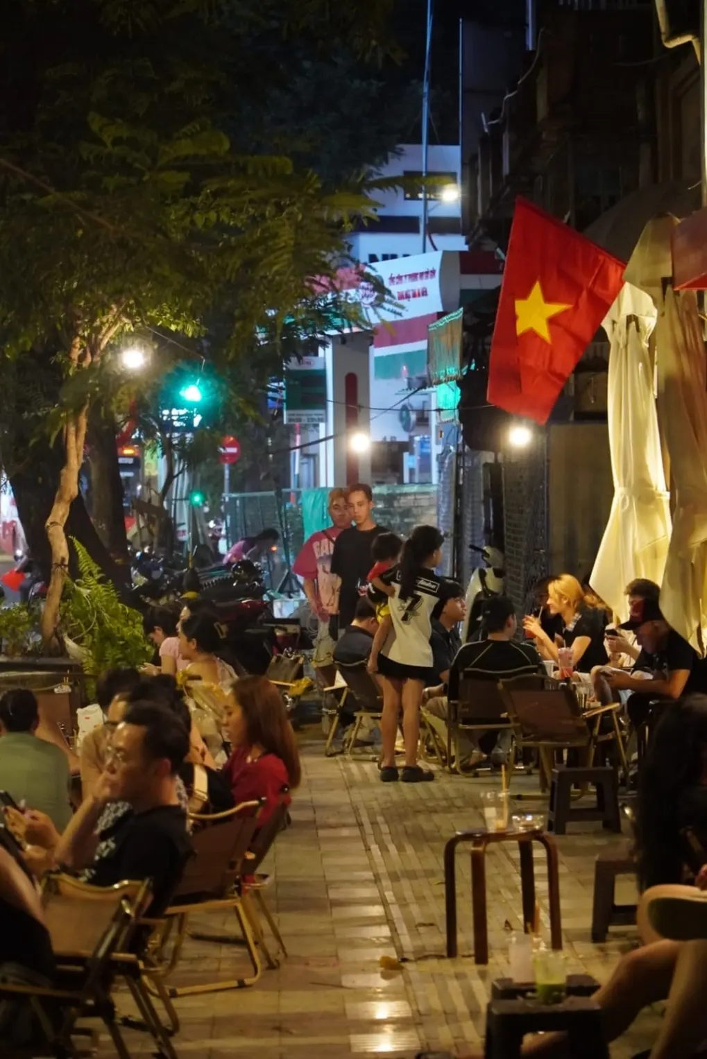 Không gian vỉa hè ở TP HCM khiến Alejandro thích thú.