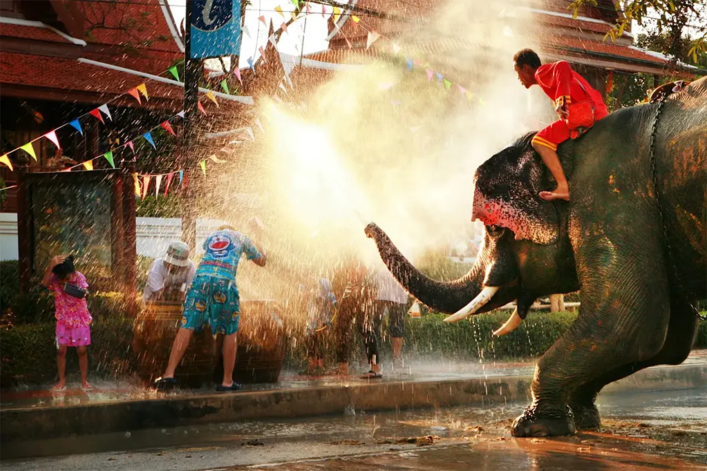 Lễ hội Songkran – đừng ra đường mặc bất cứ thứ gì mà bạn không đủ khả năng chi trả để bị ướt