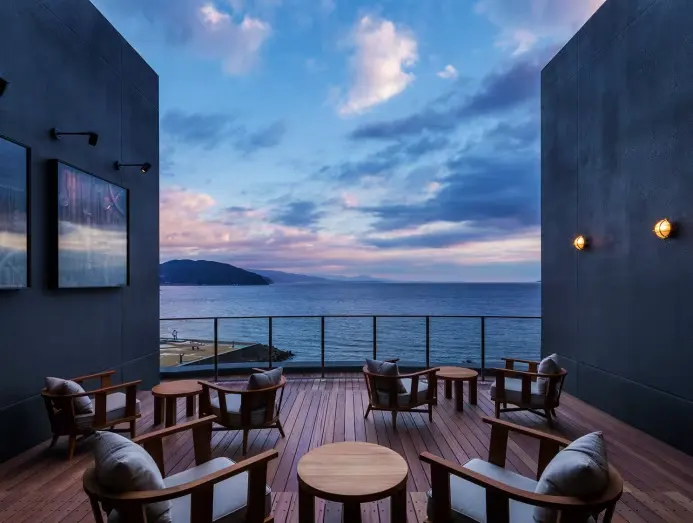 "San Buena Deck", một boong rộng rãi ở tầng cao nhất của khu nghỉ dưỡng.