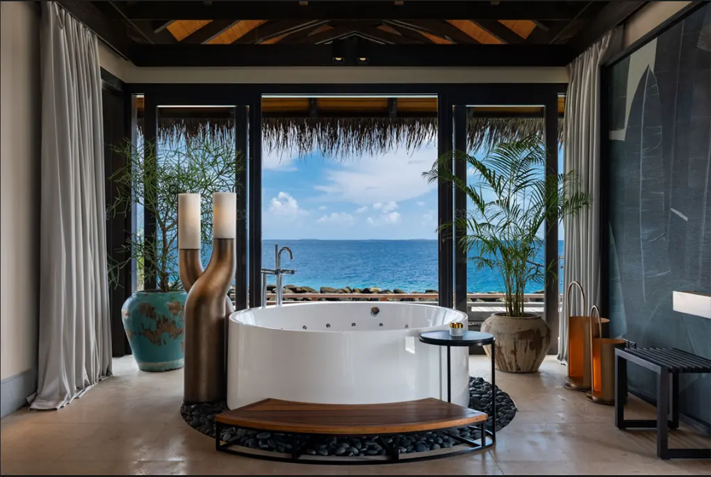 Biệt thự ở Maldives có thể bao gồm bồn tắm Jacuzzi ngoài trời, hồ bơi vô cực, boong tắm nắng riêng và nhiều tiện nghi khác.
