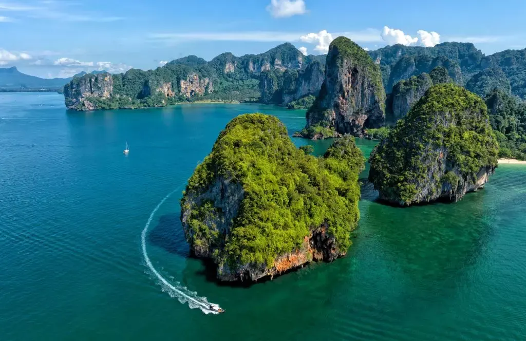 Cơ quan Du lịch Thái Lan đưa ra triển vọng thận trọng về sự sụt giảm đáng kể lượng khách du lịch Israel và Iran đến Bangkok và Phuket trong bối cảnh xung đột Iran-Israel leo thang và bất ổn khu vực