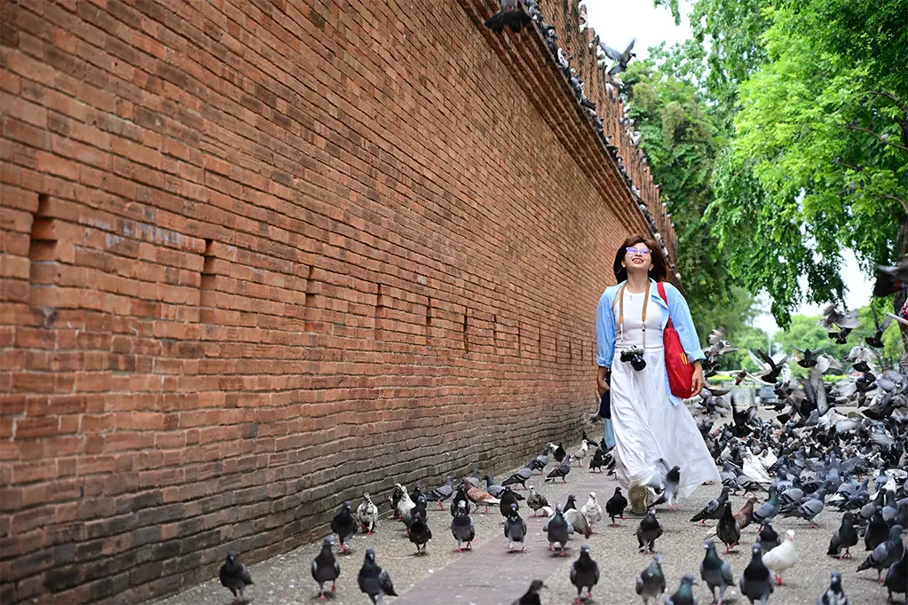 Du khách Việt tham quan thành cổ Pratu Tha Phae