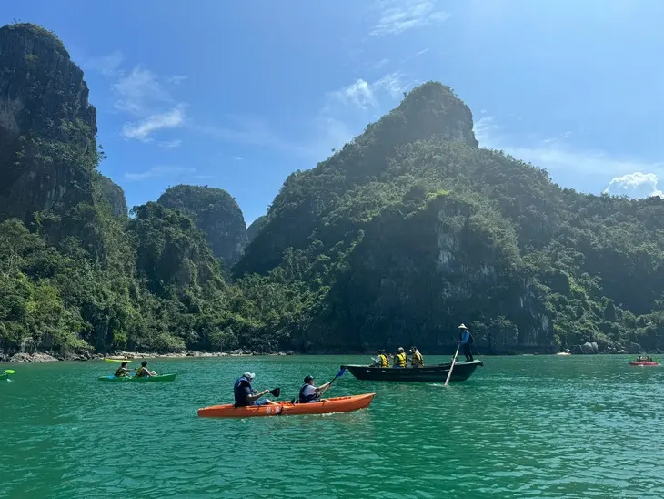 Du khách khám phá vịnh Hạ Long