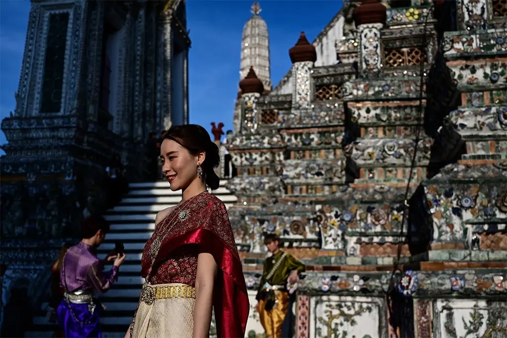 Du khách tạo dáng chụp ảnh tại chùa Wat Arun ở Bangkok
