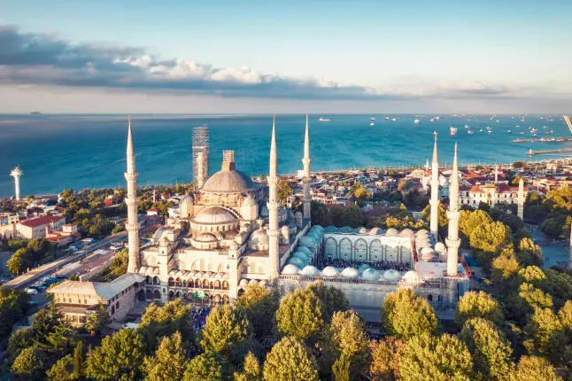 Istanbul cung cấp dịch vụ ăn uống sang trọng và tiệc trên du thuyền với mức giá chỉ bằng một phần nhỏ so với mức giá bạn phải trả ở Dubai