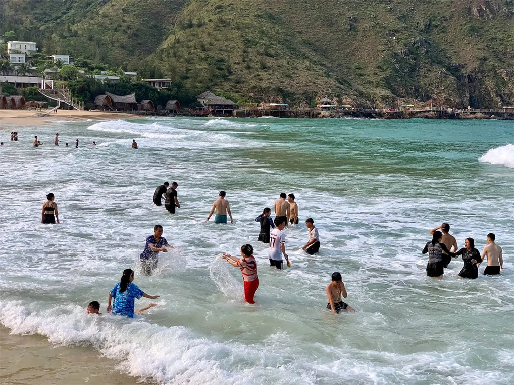 Lượng khách đến với Bình Định tăng cao ngay trong những ngày đầu mùa hè