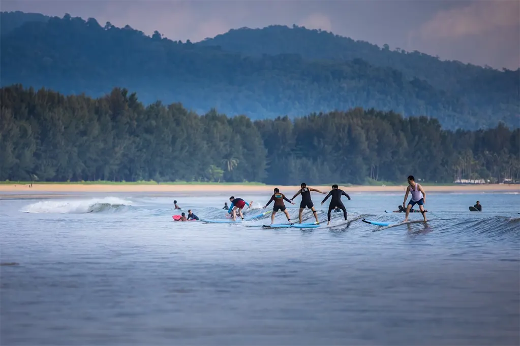 Lướt sóng ở bãi biển Khao Lak.