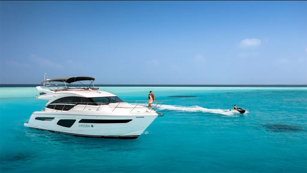 Maldives có các môn thể thao dưới nước dành cho mọi người, từ bơi lội, lướt ván diều, đi tàu cánh ngầm, lướt ván trên biển và lướt sóng.