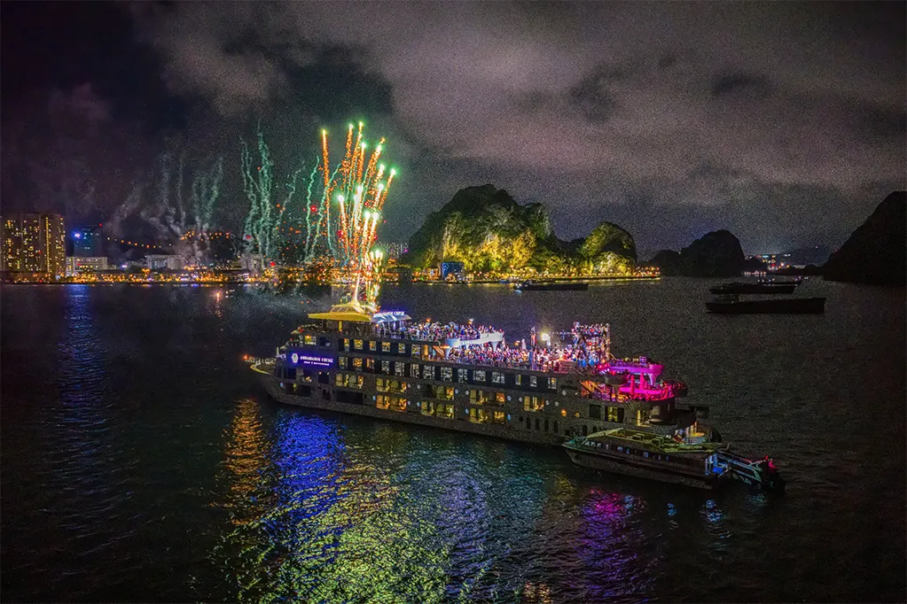 Quảng Ninh mới đây có thêm sản phẩm du lịch du thuyền đêm trên vịnh Hạ Long xem bắn pháo hoa