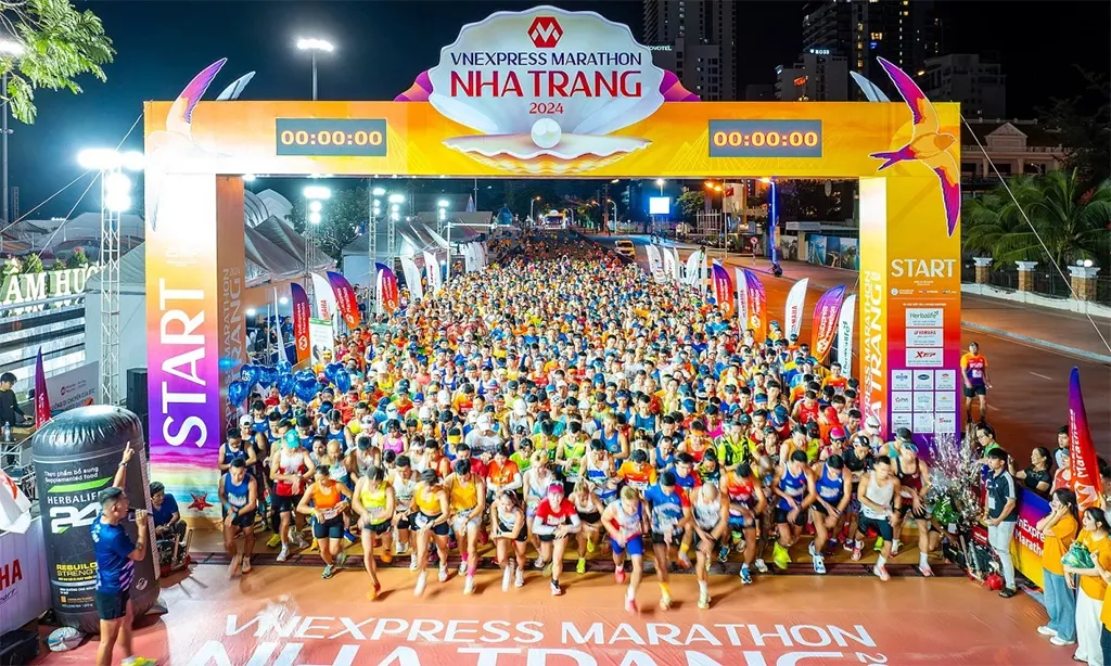 Runner tại vạch xuất phát cự ly 21km năm ngoái. Ảnh: VnExpress Marathon