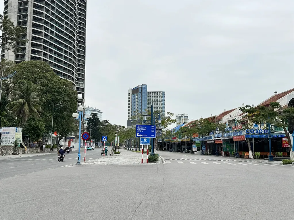 Vào mùa thấp điểm, khu du lịch Bãi Cháy vắng hoe