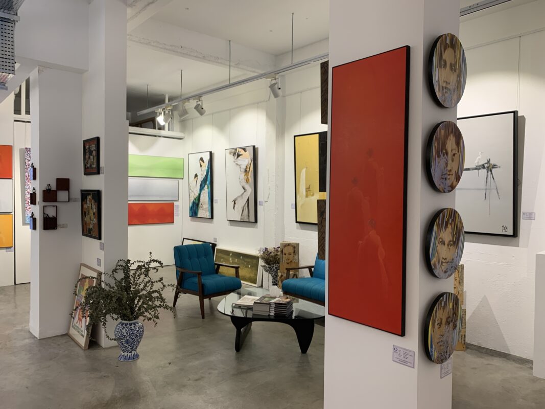 Hãy ghé thăm ArtBlue Studio để chiêm ngưỡng các tác phẩm của các nghệ sỹ đến từ Việt Nam