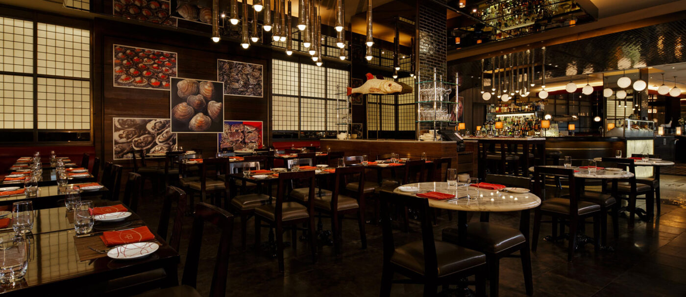 Bên trong nhà hàng Daniel Boulud’s db Bistro & Oyster Bar khá sang trọng và ấm cúng