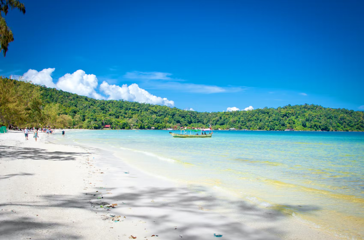 Koh Rong là một trong những hòn đảo lớn nhất của Campuchia, với một số bãi biển đẹp nhất