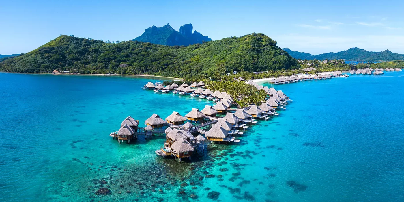 Khu nghỉ dưỡng Bora Bora này có các Bungalow trên Mặt nước.