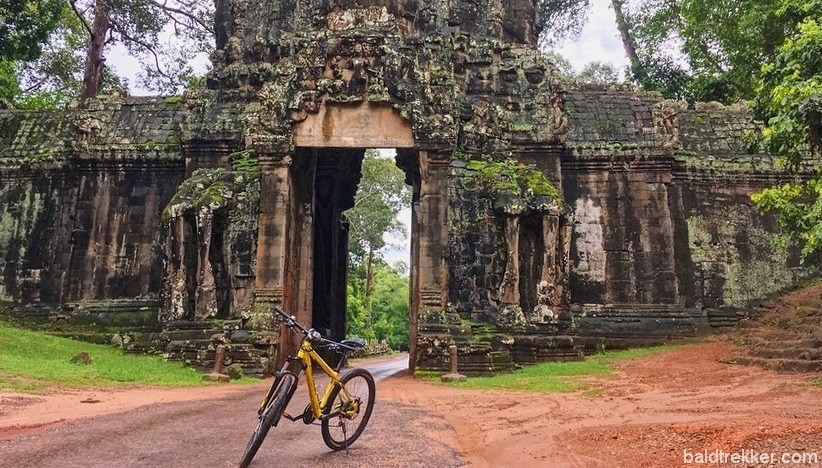 Có thể khám phá càng ngôi đền bằng xe đạp