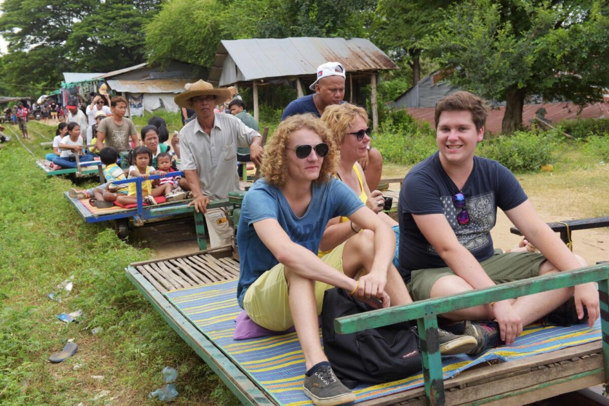 Vâng, các bạn có thể đi tàu tre ở Battambang