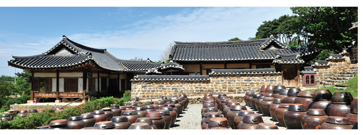 Hanok, những ngôi nhà truyền thống của Hàn Quốc. Myeongjae Gotaek, ngôi nhà cổ kính của một học giả Nho giáo cuối triều đại Joseon (1392–1910), ở Nonsan, Chungcheongnam-do