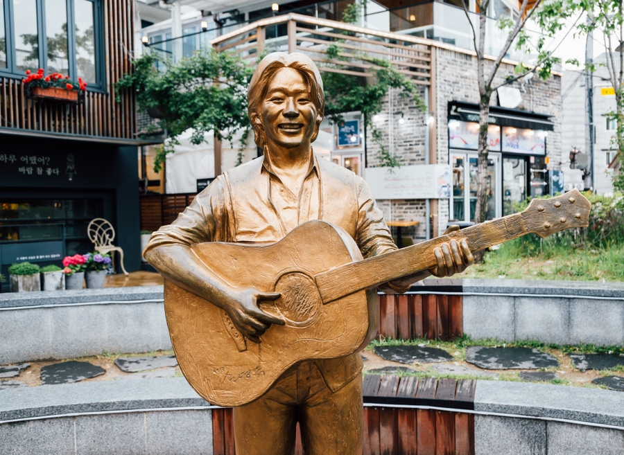 Tượng Ca sĩ nổi tiếng của Hàn Quốc, Kim Gwang