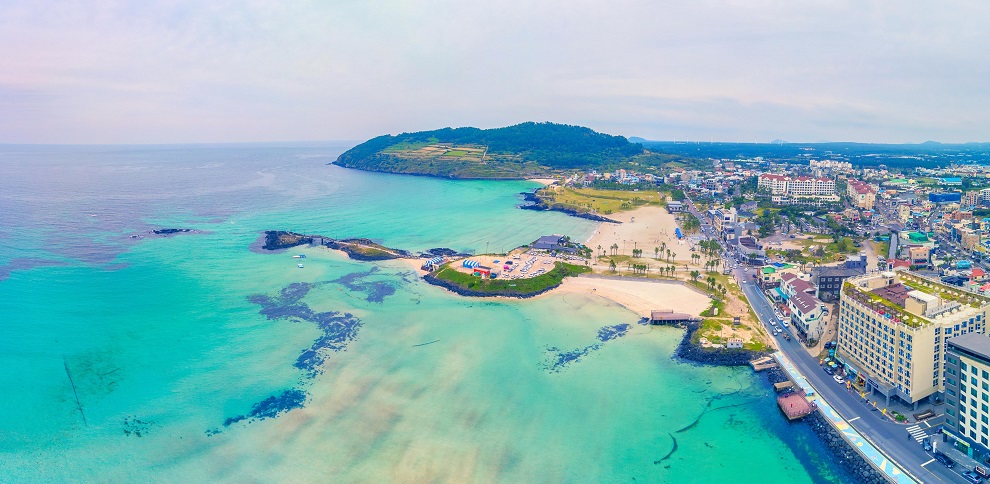 Đúng thế ngoài việc khám phá Đảo Jeju, bạn khám phá thêm bãi biển Hamdeok nhé