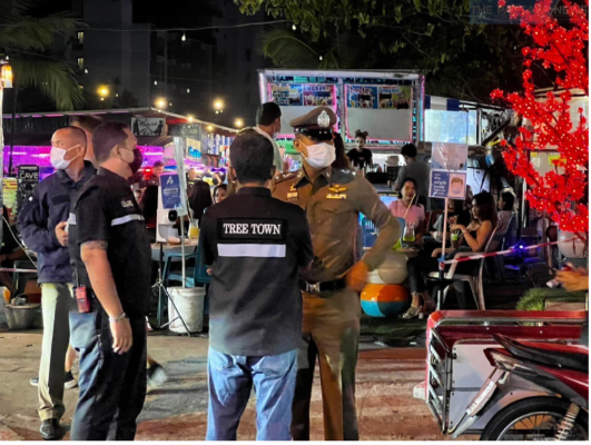 Một đội từ Cảnh sát Giao thông Pattaya do Trung tá Arus Sapanon dẫn đầu đã đến Soi Buakhao vào tối thứ Tư, ngày 27 tháng 4, lúc 9:30 tối. để kiểm tra các vấn đề và xem xét các giải pháp khả thi.