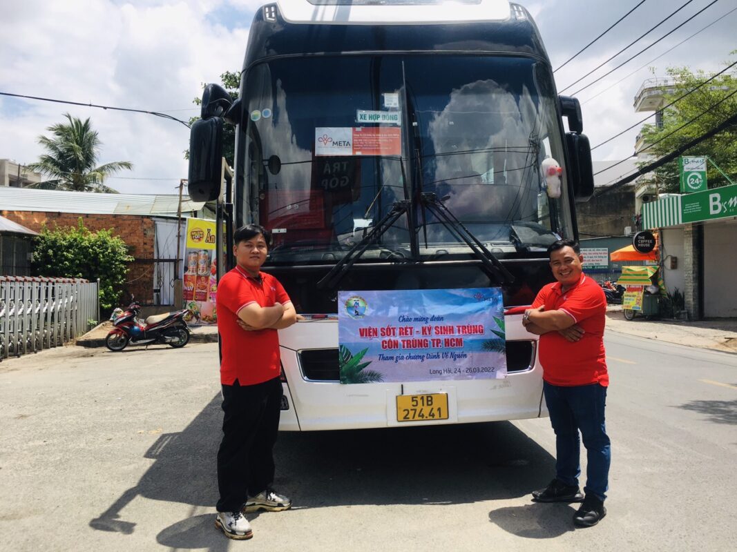 2 trong những nhân sự phòng Team Building đang chuẩn bị dẫn đoàn Sốt Rét Miền Nam đi tham gia chương trình du lịch Team Building