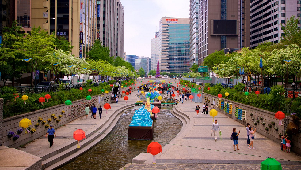 Vâng, đây chính là dòng suối Cheonggyecheon đầy thơ mộng ngay giữa lòng thủ đô Seoul 