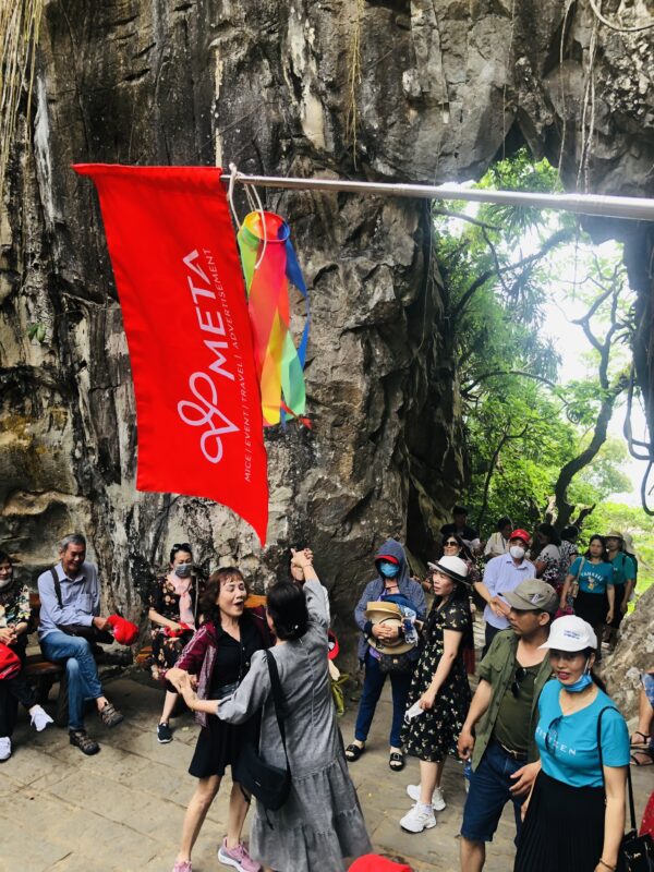 Du khách lớn tuổi thế này mà vẫn yêu đời lắm đấy nhé, rất đáng yêu phải không nào