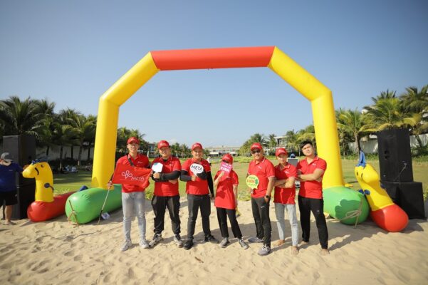 Đội ngũ nhân sự của Phòng Team Building của công ty du lich META với phương châm "Team Building Thiết Kế Độc Lạ"