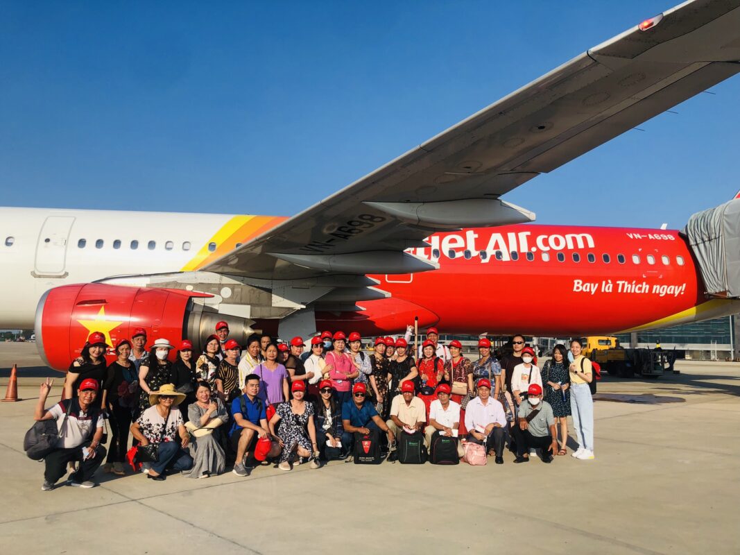 Bạn có tin được rằng những thành viên của công ty giống cây trồng Miền Nam đang chuẩn bị tham gia Team Building không. À, ý tôi là được thiết kế riêng ấy