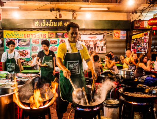 Văn hóa đường phố và lịch sử hoàng gia đụng độ ở Bangkok