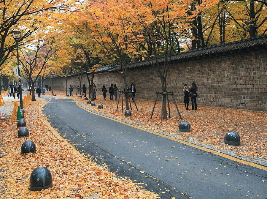 Cung điện Deoksugung (Lối đi bộ Stonewall), Seoul là 1 trong những địa điểm trong các bộ phim truyền hình Hàn Quốc mà bạn có thể ghé thăm