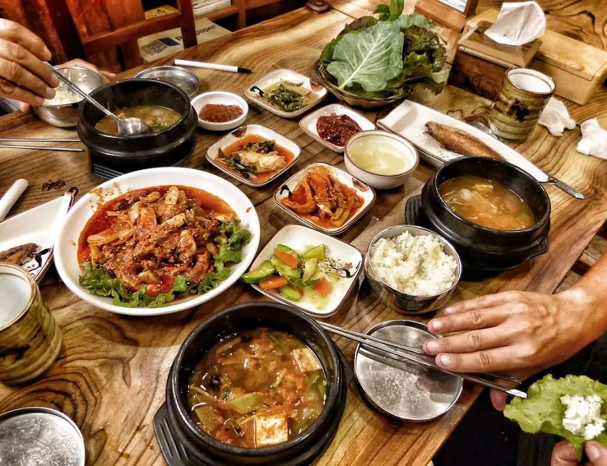 Một bữa ăn nhà hàng Hàn Quốc điển hình, rất nhiều món ăn phụ
