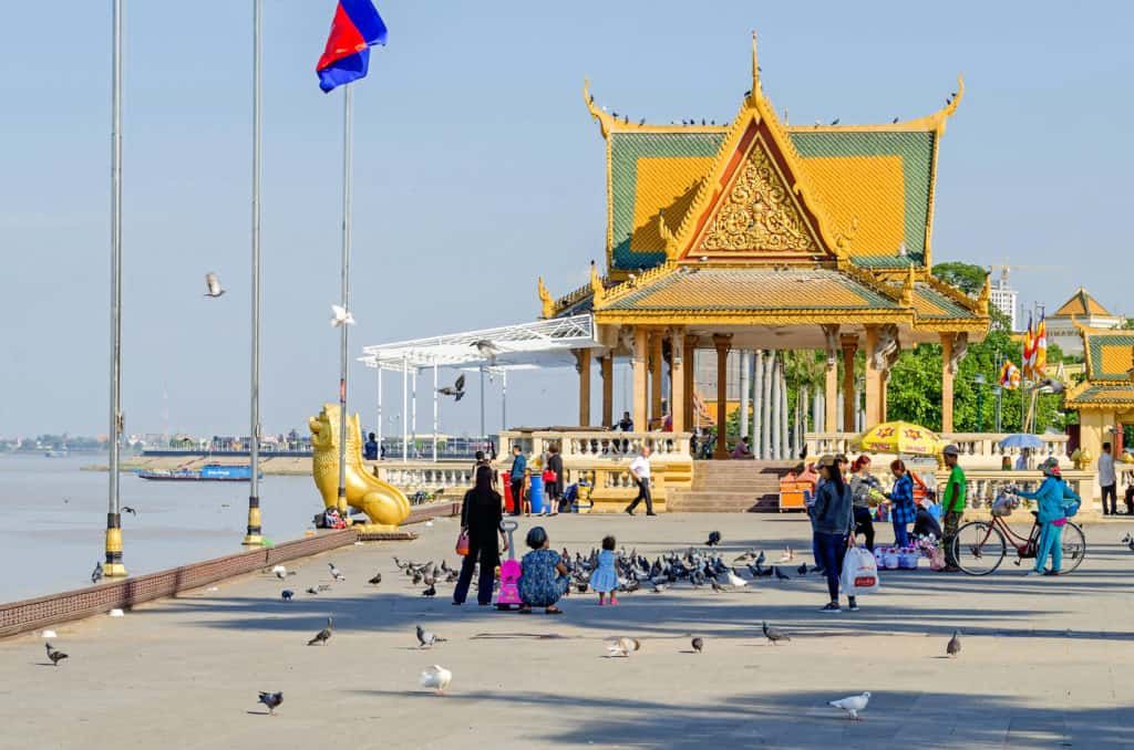 Tôi thích ra ngoài đi dạo hàng ngày bên cạnh dòng sông ở Phnom Penh