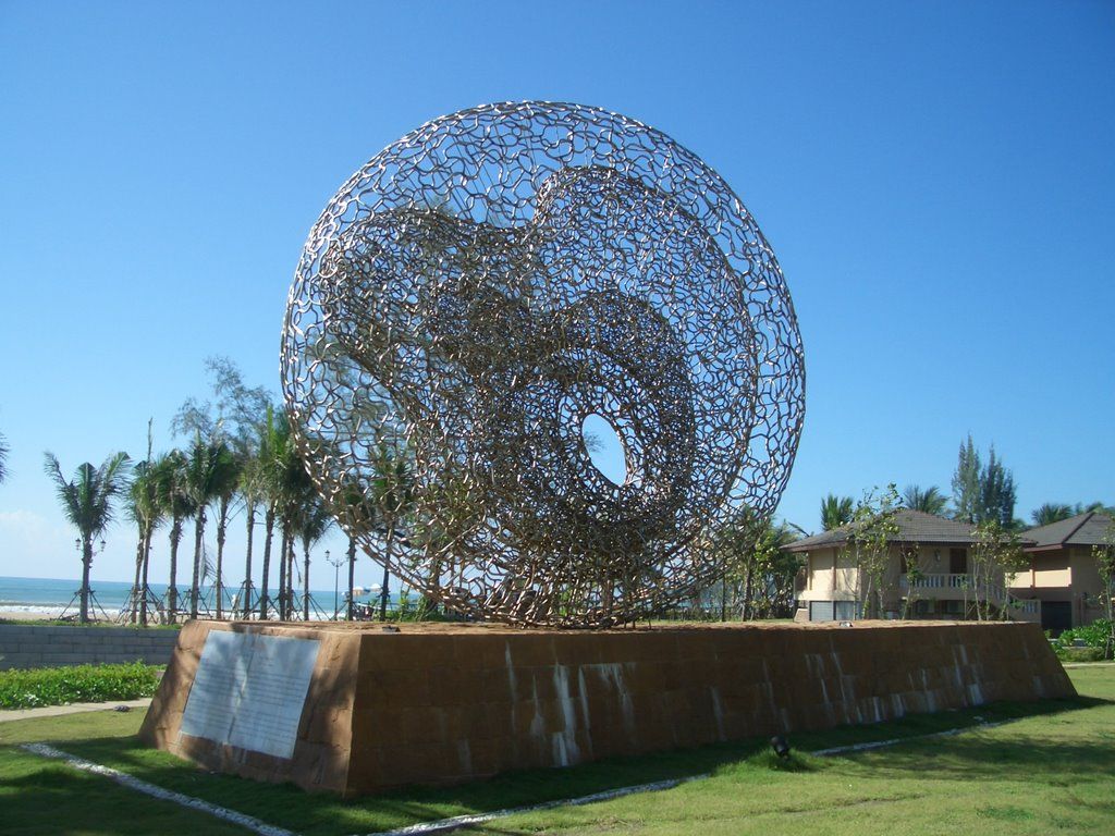 Đài tưởng niệm sóng thần ở Bãi biển Kamala để tưởng nhớ những người đã mất mạng vào năm 2004. Bãi biển Nai Yang của Công viên Quốc gia Sirinat là nơi thích hợp để thư giãn và bơi lội.
