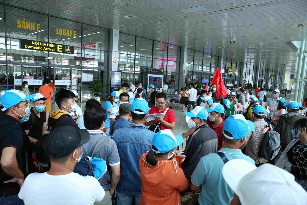 đoàn khách Tân Á Đại Thành làm thủ tục tại sân bay