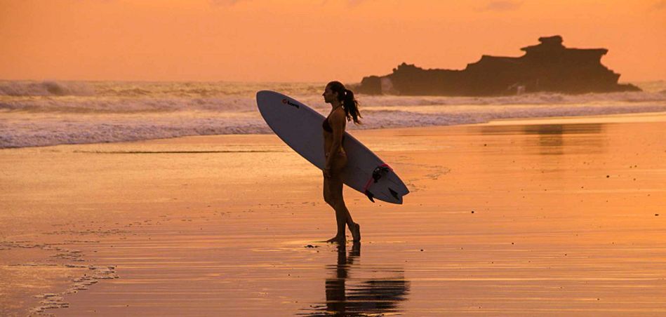 Lướt sóng ở Bali là một trong những môn thể thao được yêu thích