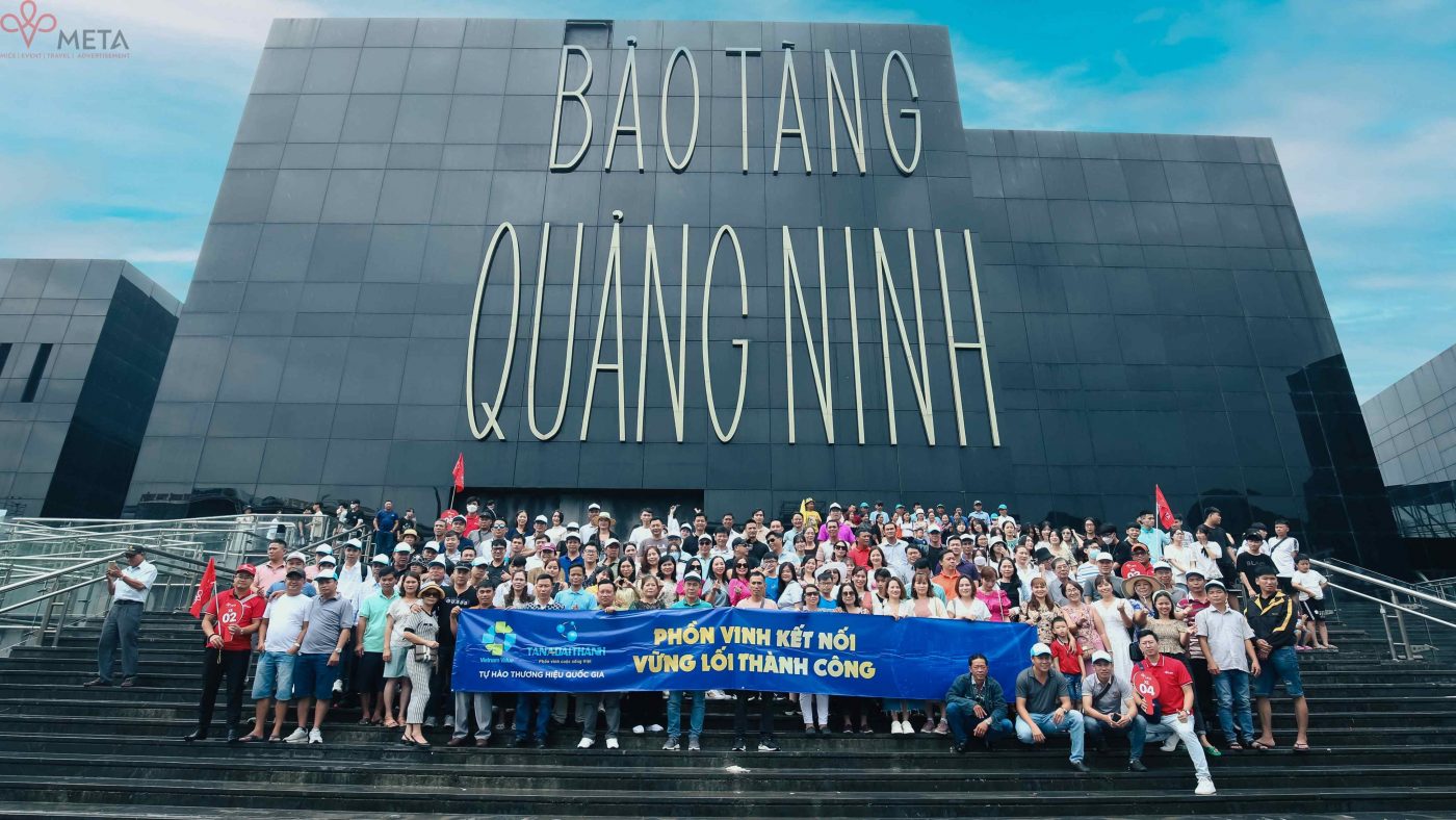 cả đoàn cùng nhau chụp ảnh tập thể ký niệm