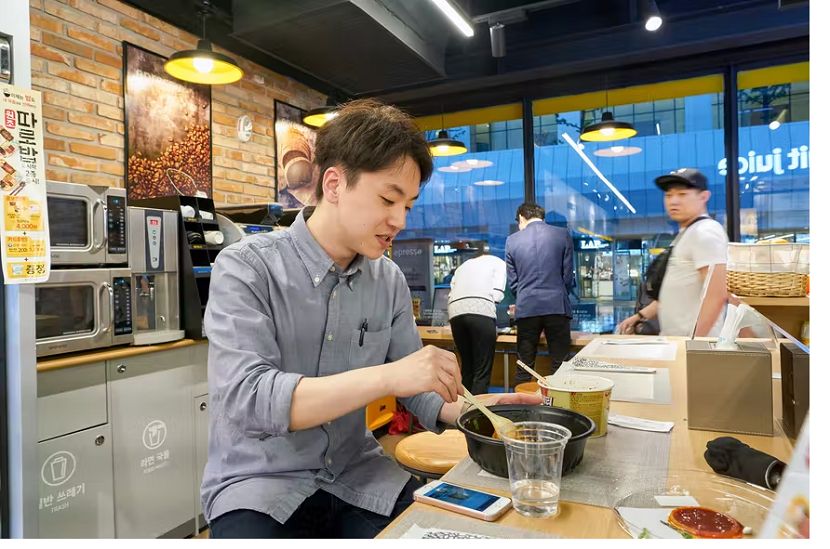 Ăn nhanh tại một trong những cửa hàng tiện lợi nổi tiếng ở Seoul mang đến một bữa ăn bình dân, bất kể khu vực lân cận đắt đỏ thế nào